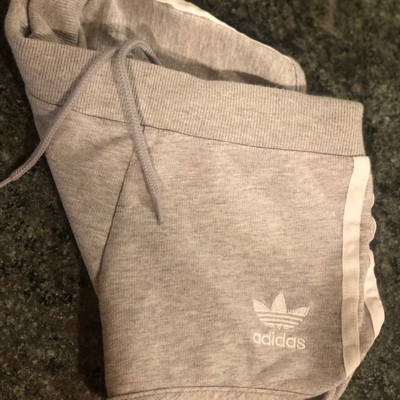 ADIDAS. Soft grey short shorts. Size XS - Picture 3 of 3